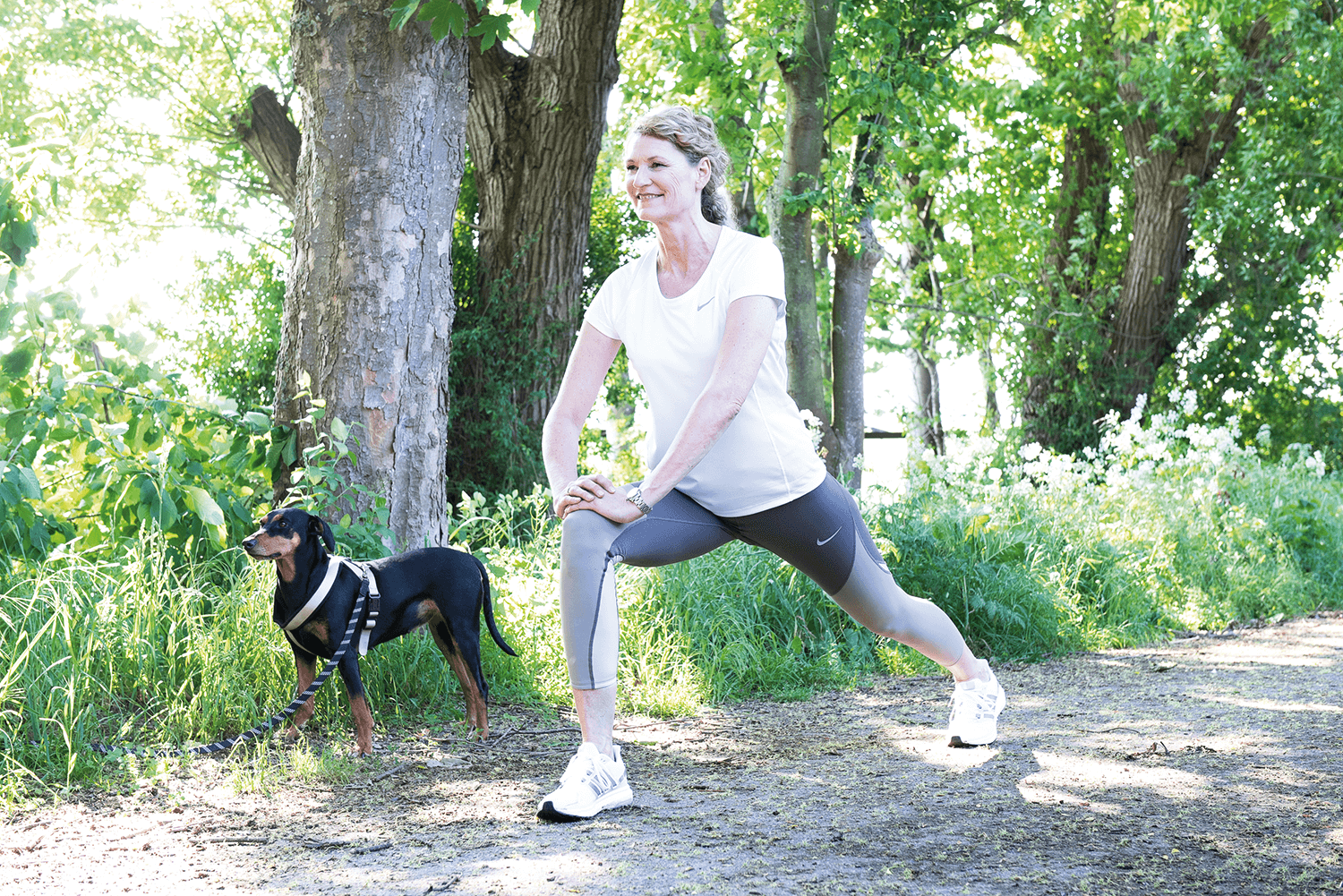 Heike Henkel beim Joggen mit Hund im Wald