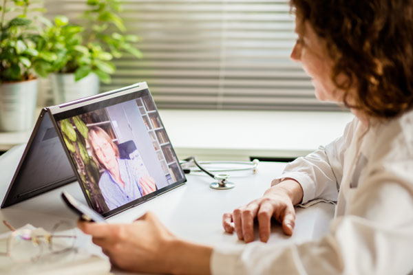 Eine OsteoLabs-Beraterin bespricht mit einem Patienten die Diagnose und Therapie von Osteoporose für eine optimale Gesundheitsversorgung.